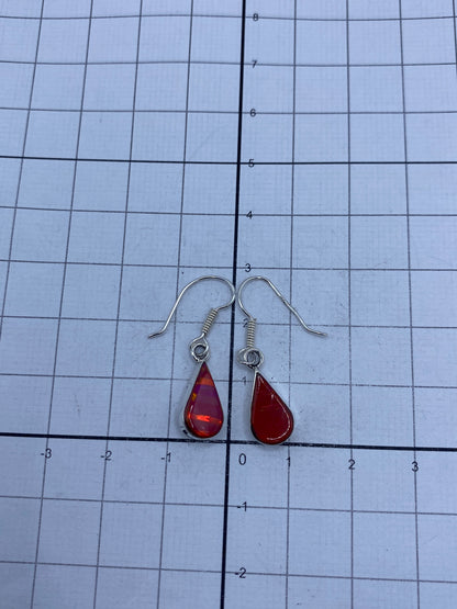 Vista frontal del par de aretes de plata con piedra natural engastada