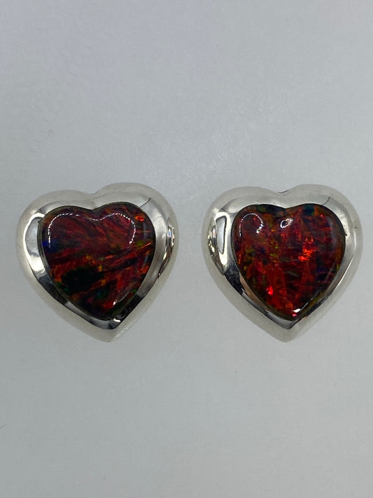 Par de aretes de plata con ópalo de fuego multicolor — vista frontal sobre fondo blanco