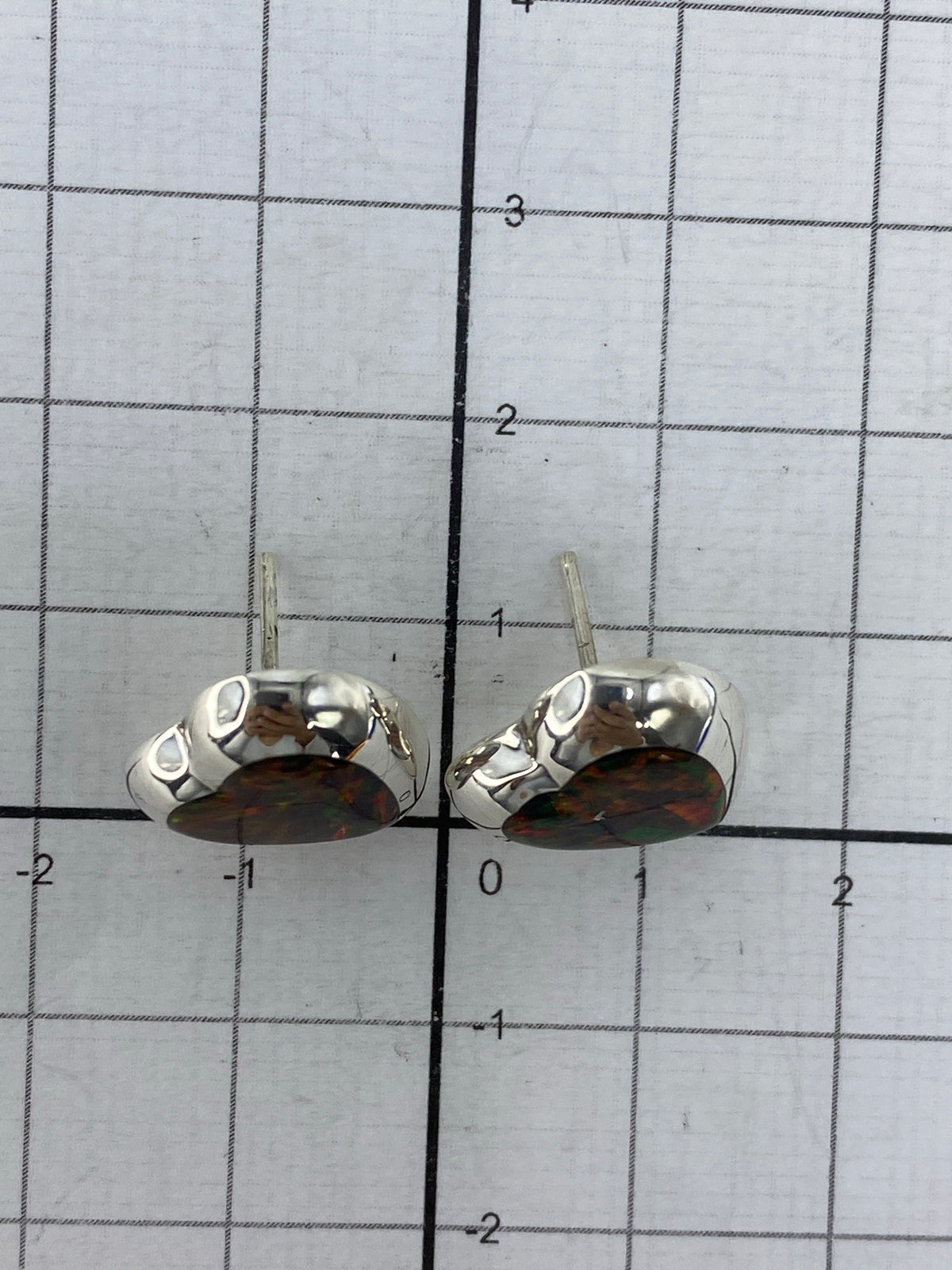 Aretes puestos en la oreja mostrando su tamaño delicado y cómodo