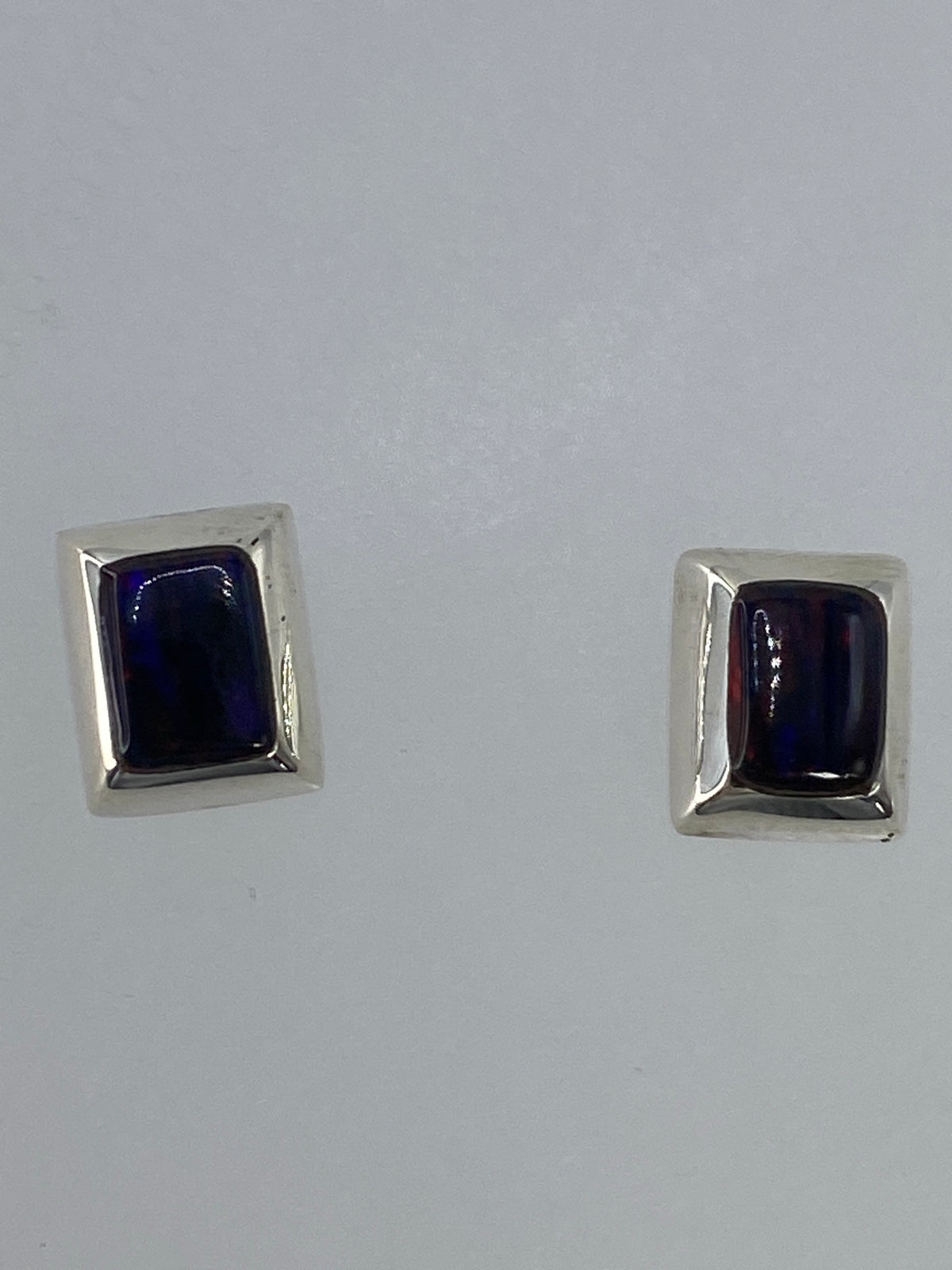 Par de aretes de plata con ópalo de fuego multicolor, tonalidades naranja y rojo