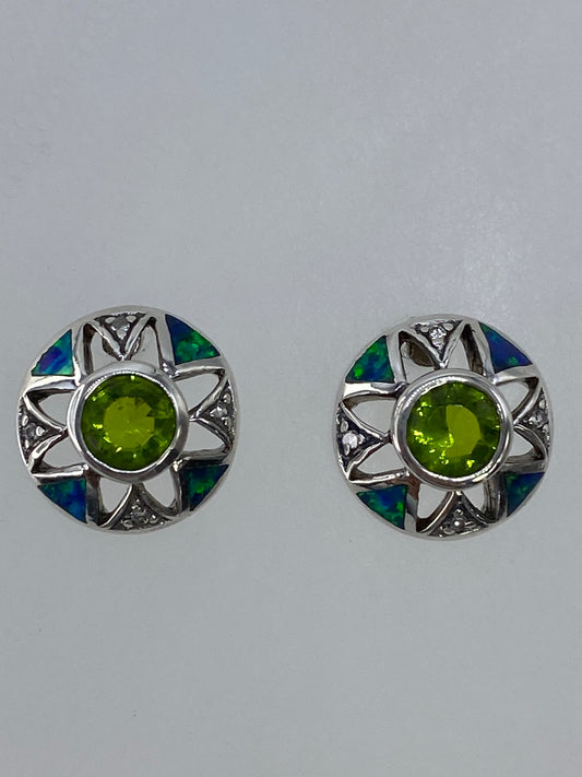 Par de aretes de plata 925 con circonia verde olivo en diseño art-déco visto de frente