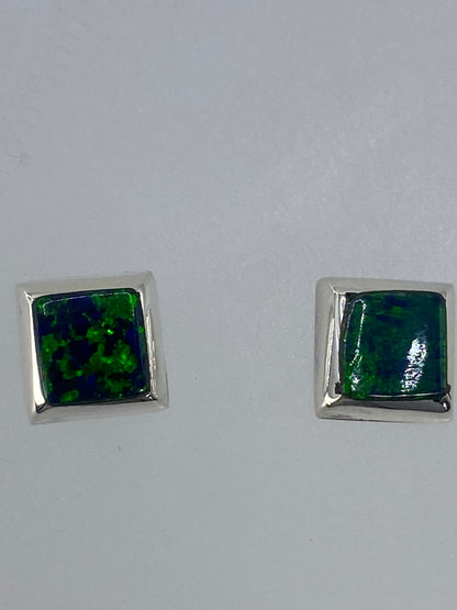 Detalle del engaste de piedra y el brillo del ópalo de fuego en tonos verdes