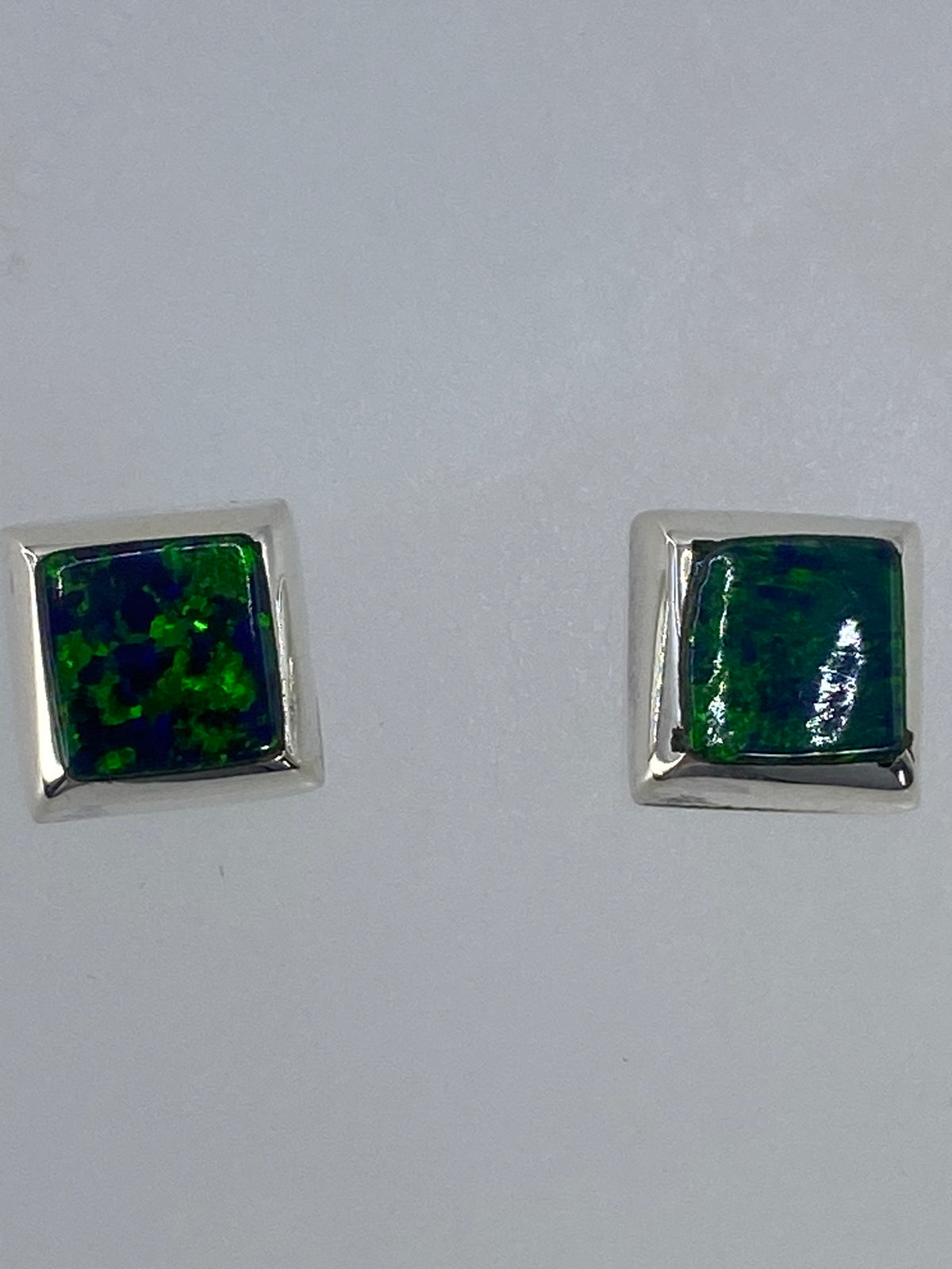Aretes de lado mostrando el largo de 1.5 cm y el poste de plata