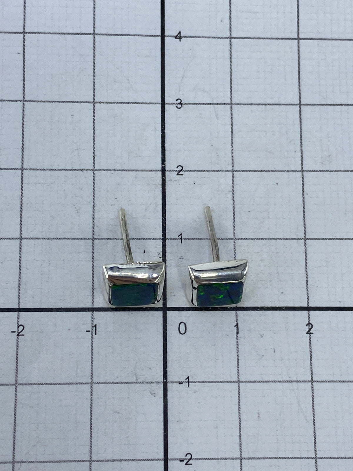 Aretes puestos en orejas mostrando cómo se ven en uso diario
