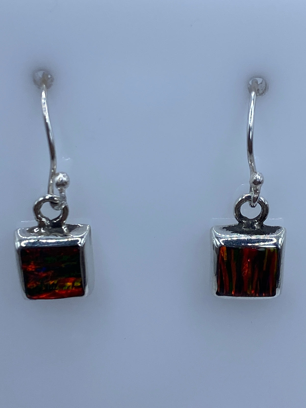 Aretes colgantes en plata con piedra de ópalo de fuego engastada a mano