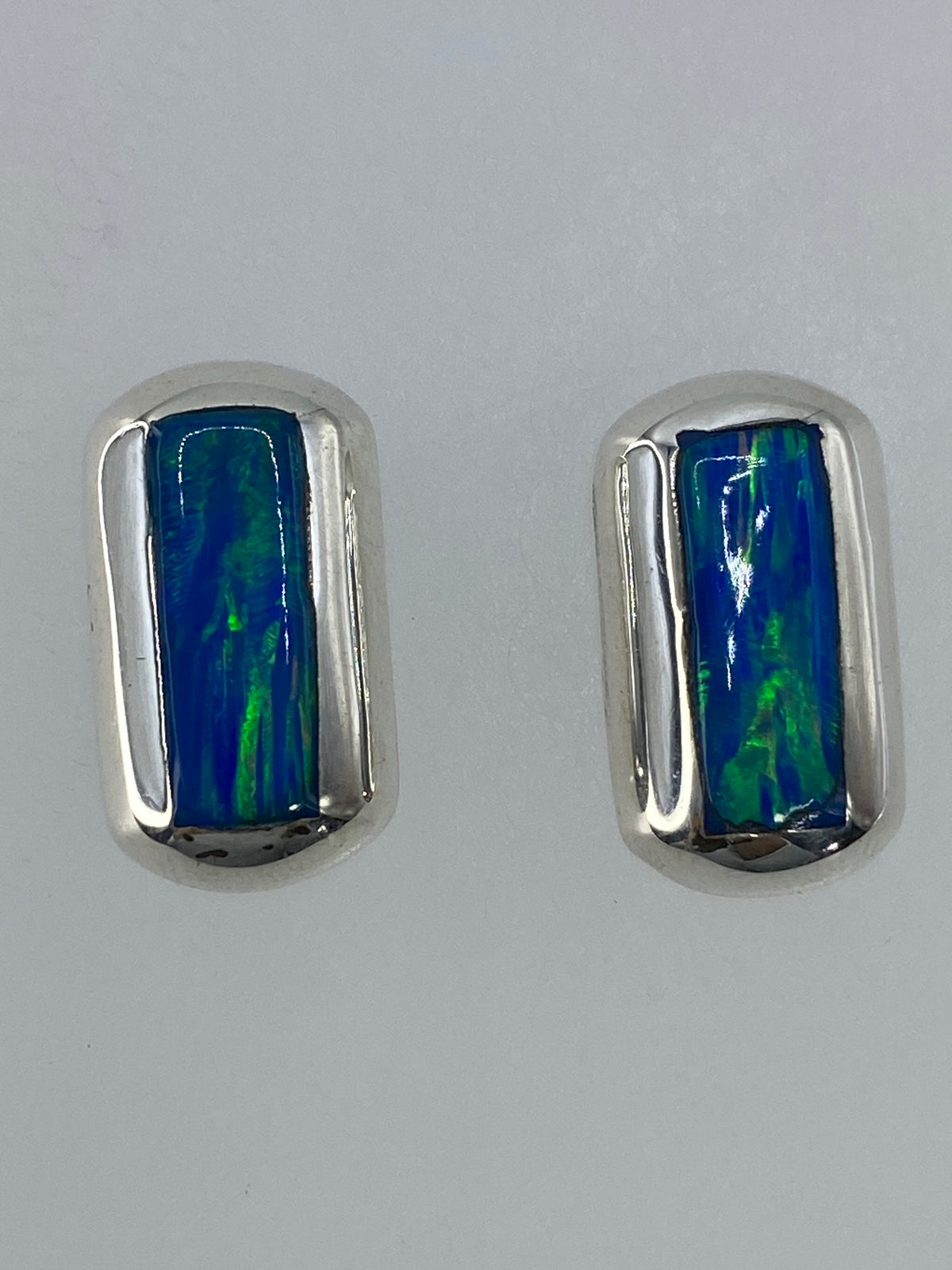Par de aretes de plata 925 con ópalo de fuego multicolor, 1.3 cm, sobre fondo blanco