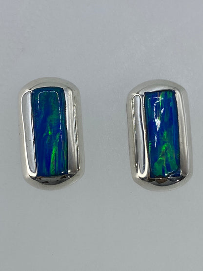 Par de aretes de plata 925 con ópalo de fuego multicolor, 1.3 cm, sobre fondo blanco
