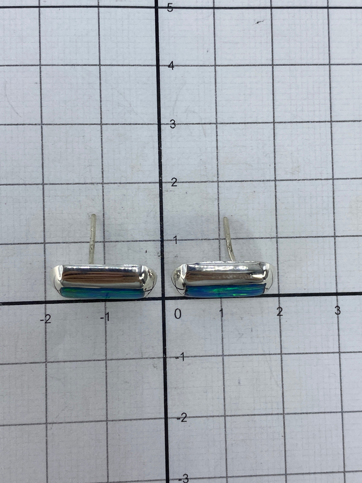 Reverso de los aretes mostrando el sello 925 y los cierres de presión