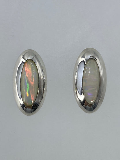 Aretes de plata 925 con ópalo de fuego multicolor, par completo mostrando el juego de luz en rojo, naranja y amarillo