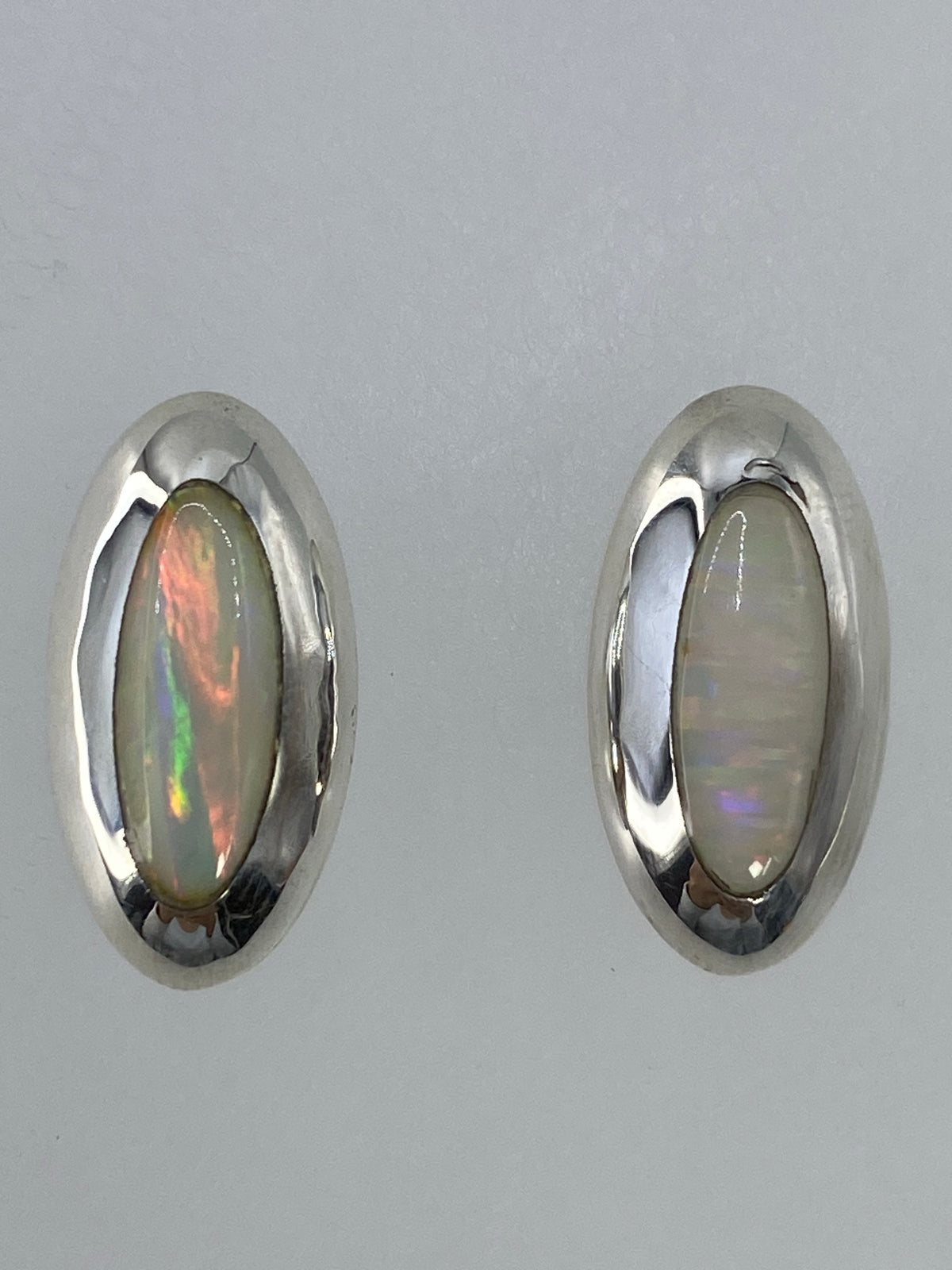 Vista de perfil de los aretes de plata 925 con cierre de mariposa