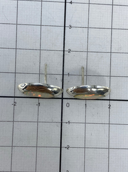 Reverso de los aretes mostrando el Quinto 925 en la plata