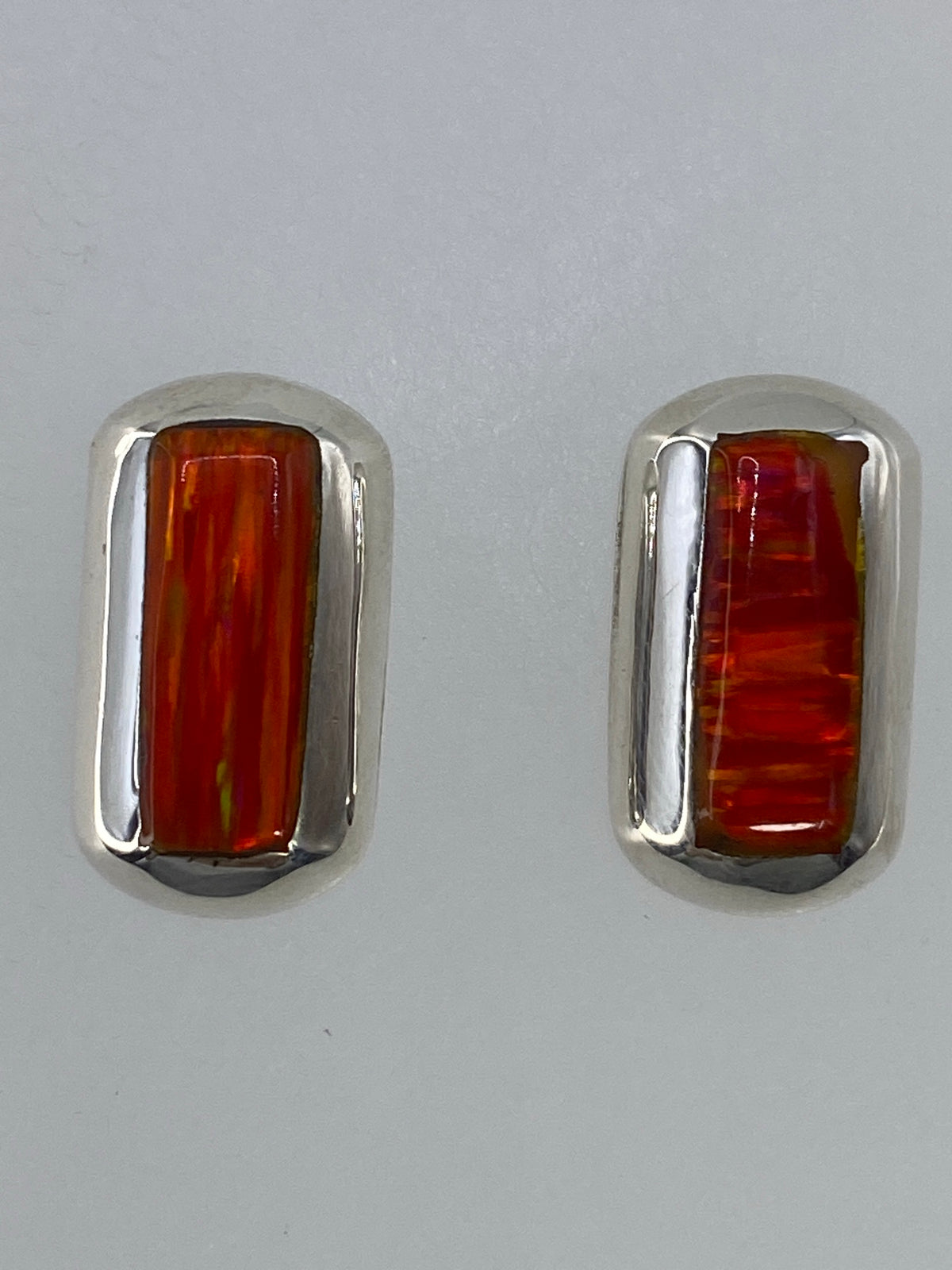 Par de aretes de plata 925 con Ópalo de Fuego naranja, engaste a mano, vista frontal