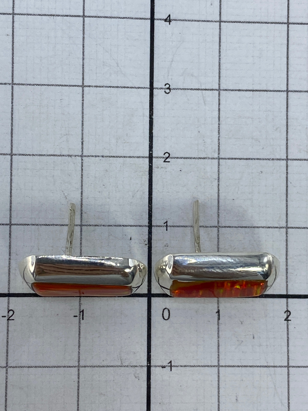 Reverso de los aretes mostrando el Quinto 925 en la plata