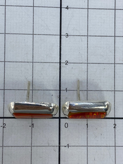 Reverso de los aretes mostrando el Quinto 925 en la plata