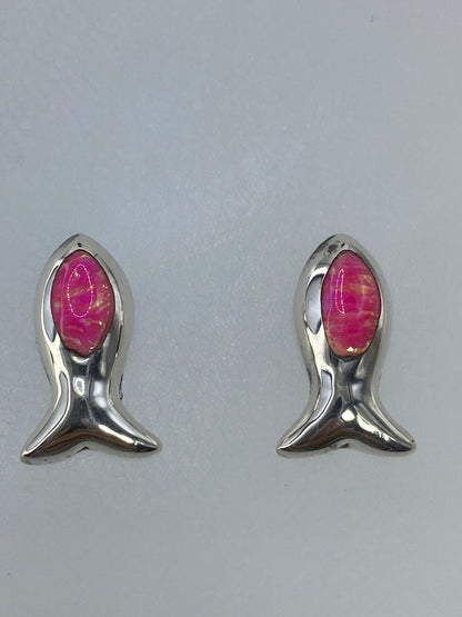 Aretes de pez vistos de lado mostrando el engaste de la piedra