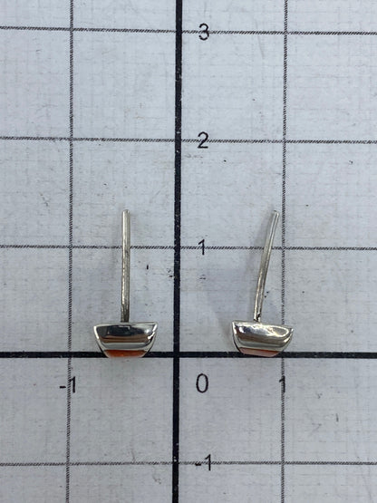 Aretes de ópalo sobre fondo blanco, mostrando el reflejo del fuego naranja