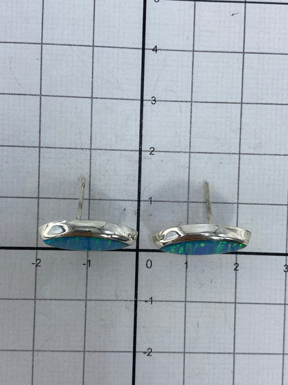 Aretes sobre fondo blanco mostrando el gancho y la medida real de 1.5 cm