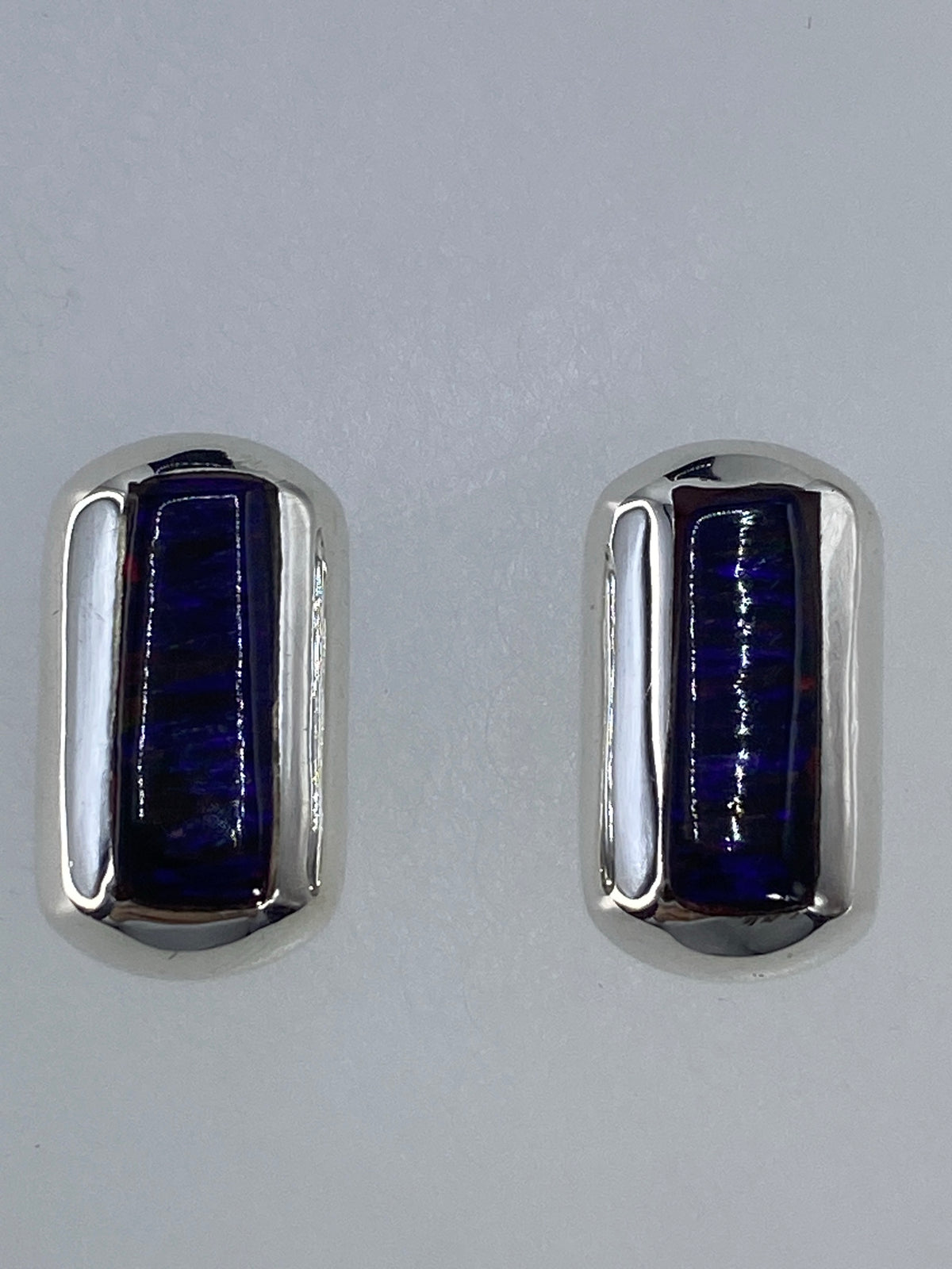 Vista frontal de los aretes de 1.3 cm — tamaño compacto y elegante