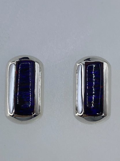 Vista frontal de los aretes de 1.3 cm — tamaño compacto y elegante
