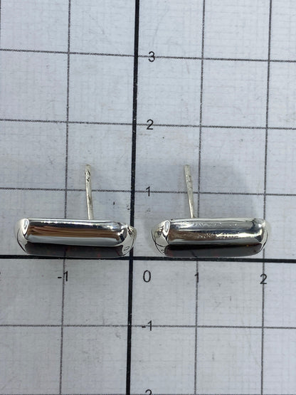 Aretes sobre fondo blanco mostrando el Quinto 925 y los postes de seguridad