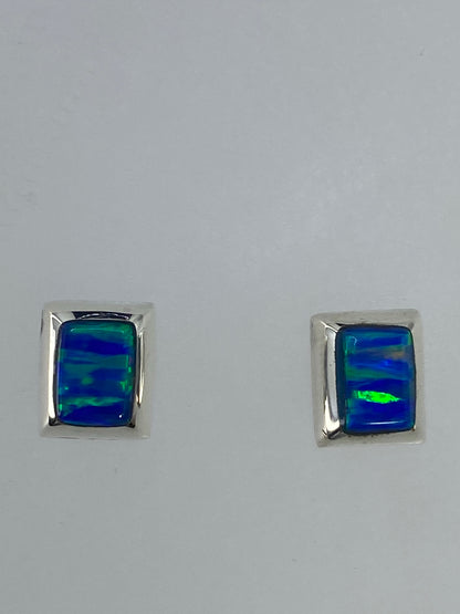 Aretes de plata 925 con ópalo de fuego: detalle del engaste a mano y el color verde luminoso