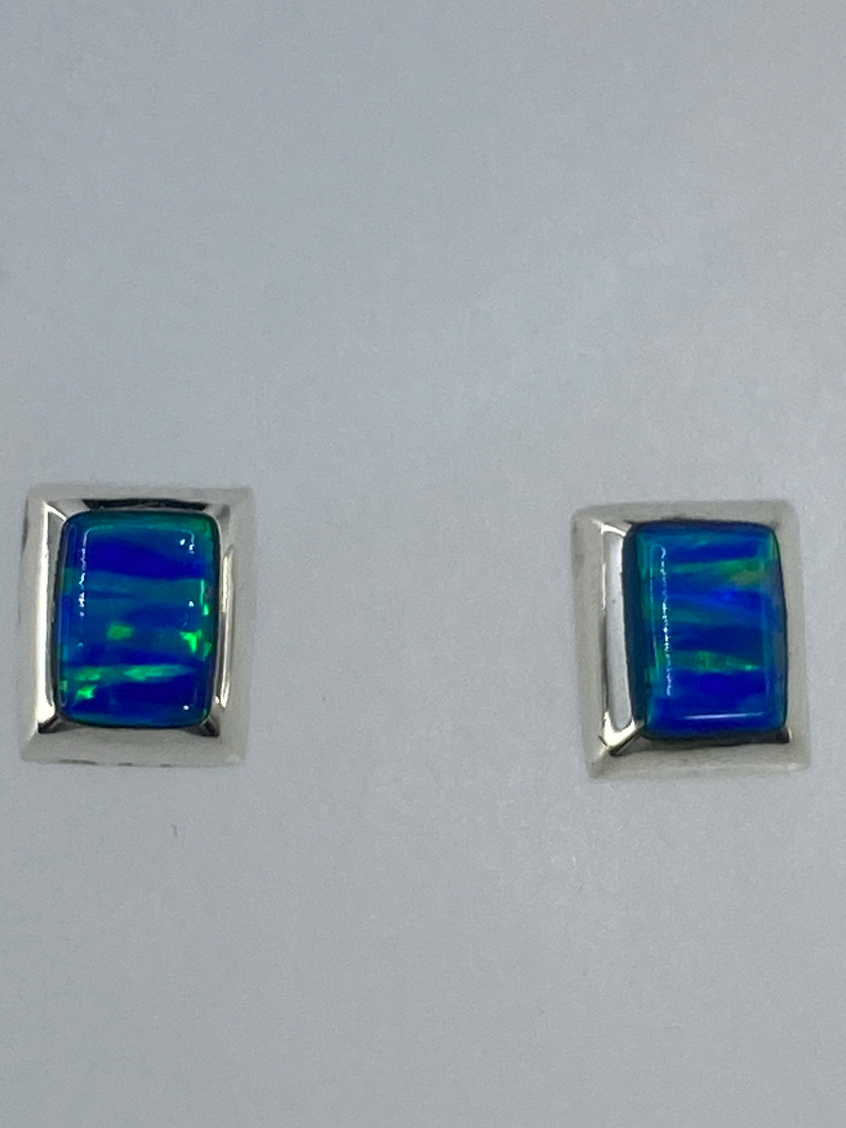 Aretes miniatura de plata en escala con regla: 1.3 cm de largo