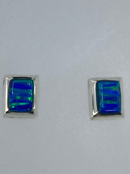 Aretes miniatura de plata en escala con regla: 1.3 cm de largo