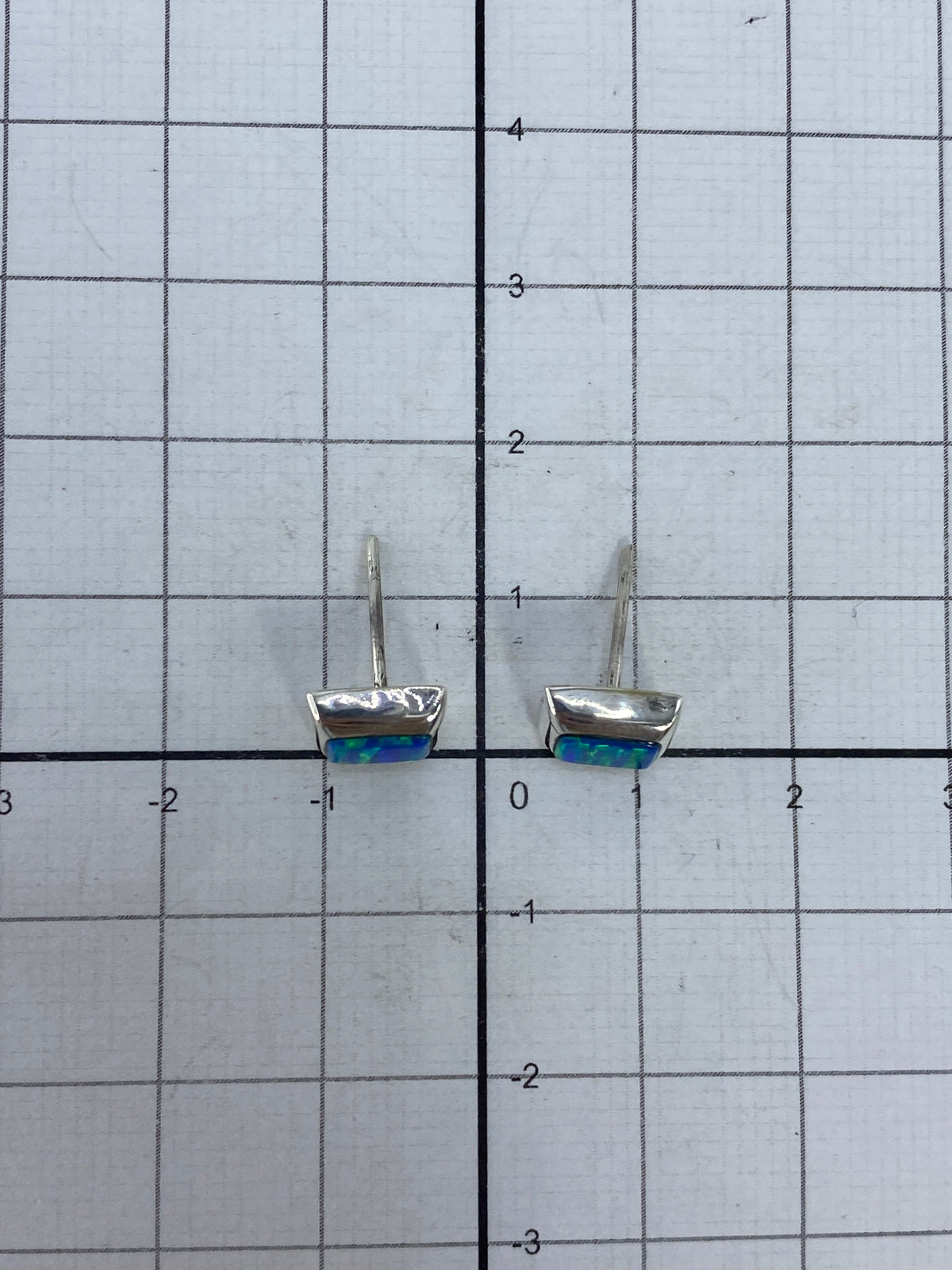 Respaldo de los aretes mostrando la marca de plata 925 y el cierre mariposa