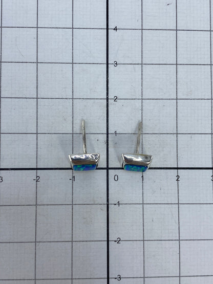 Respaldo de los aretes mostrando la marca de plata 925 y el cierre mariposa