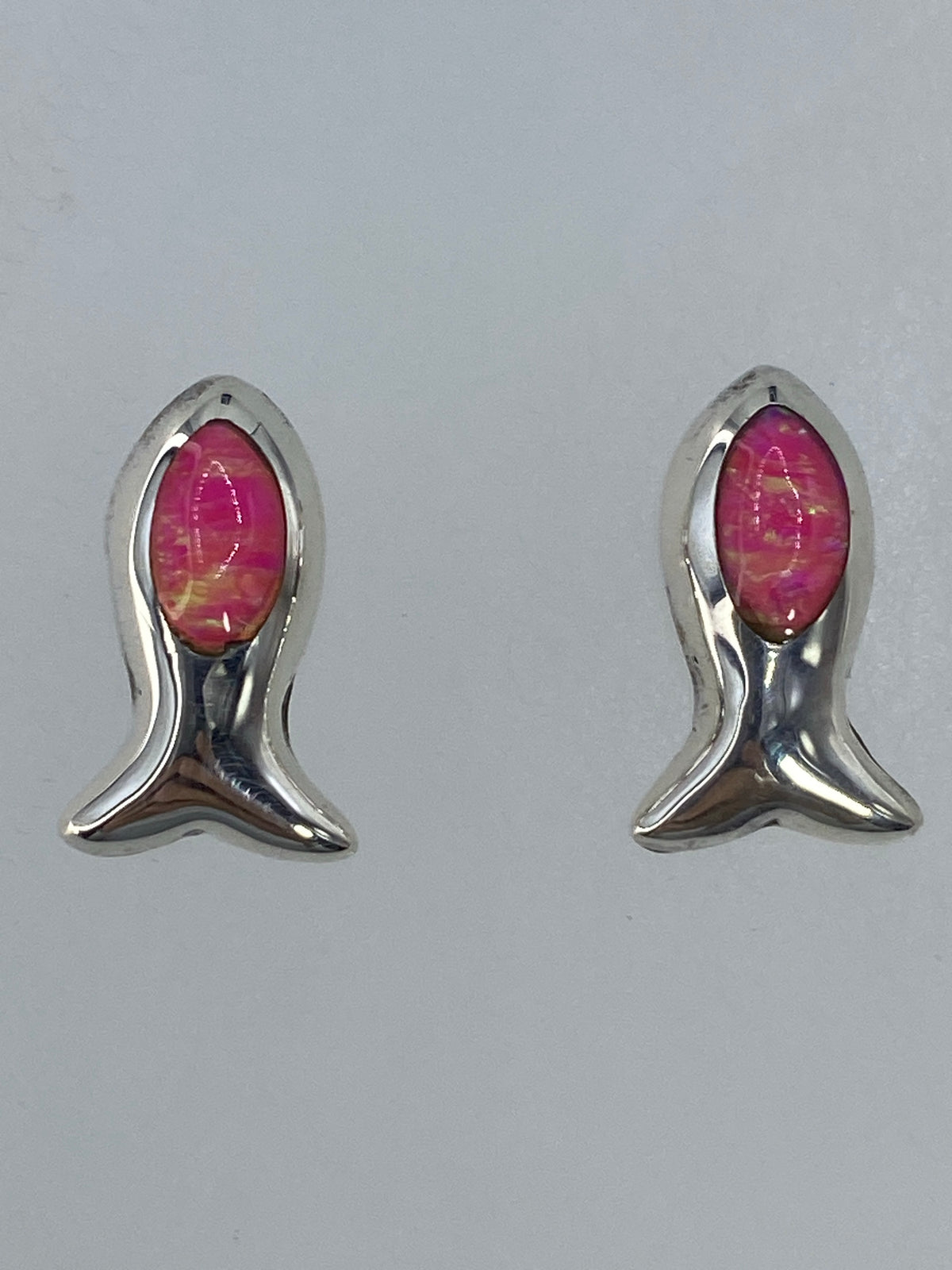 Par de aretes de plata 925 con ópalo de fuego verde limón, forma de pez
