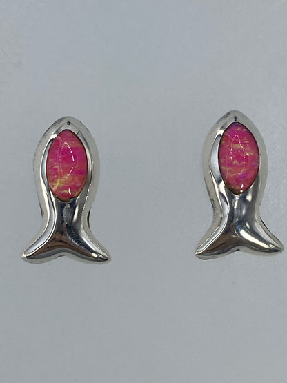 Vista frontal de aretes minimalistas de plata con piedra verde limón engastada