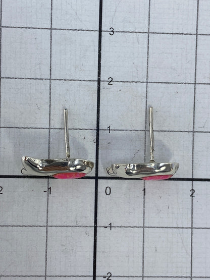 Aretes de plata colocados sobre fondo blanco, mostrando el Quinto 925