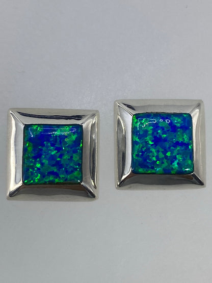 Aretes de plata 925 con ópalo de fuego engastado, vista frontal mostrando el tamaño compacto de 1.3 cm