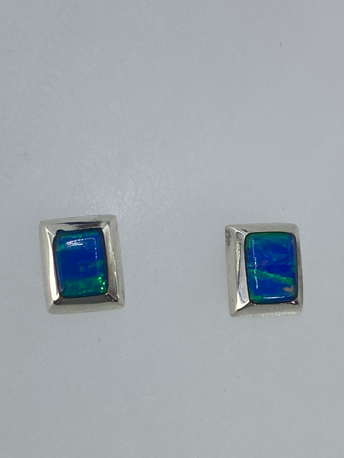 Par de aretes de plata con ópalo de fuego verde limón engastado a mano, 1.5 cm