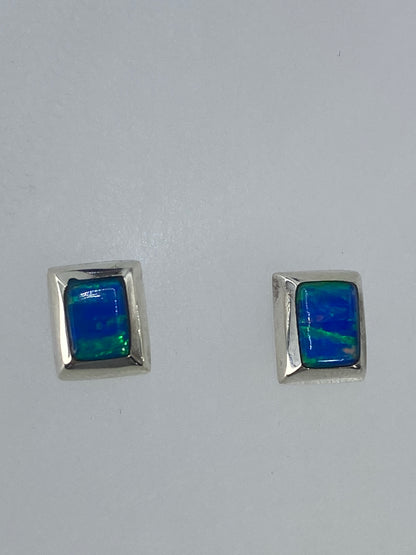 Par de aretes de plata con ópalo de fuego verde limón engastado a mano, 1.5 cm