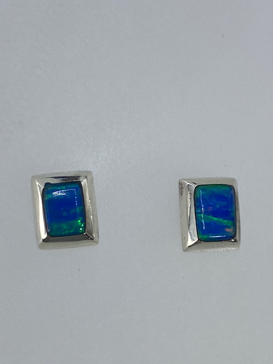 Par de aretes de plata con ópalo de fuego verde limón engastado a mano, 1.5 cm