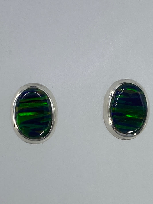 Par de aretes de plata con ópalo de fuego verde engastado, sobre fondo blanco