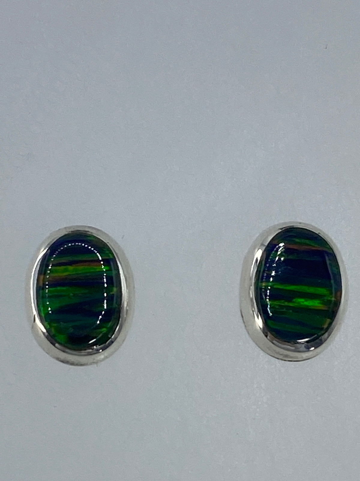 Detalle del engaste a mano del ópalo de fuego verde en plata 925