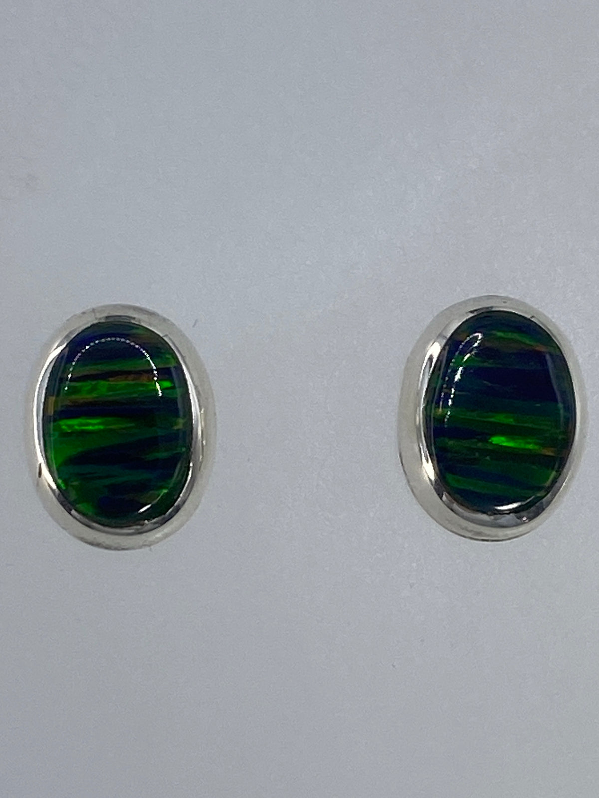Aretes de ópalo pequeños, 1.4 cm, con Quinto visible
