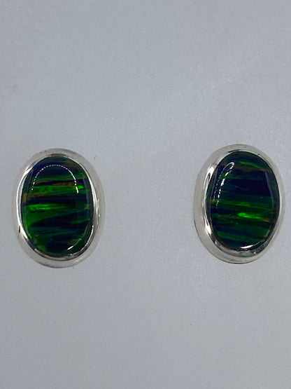 Aretes de ópalo pequeños, 1.4 cm, con Quinto visible