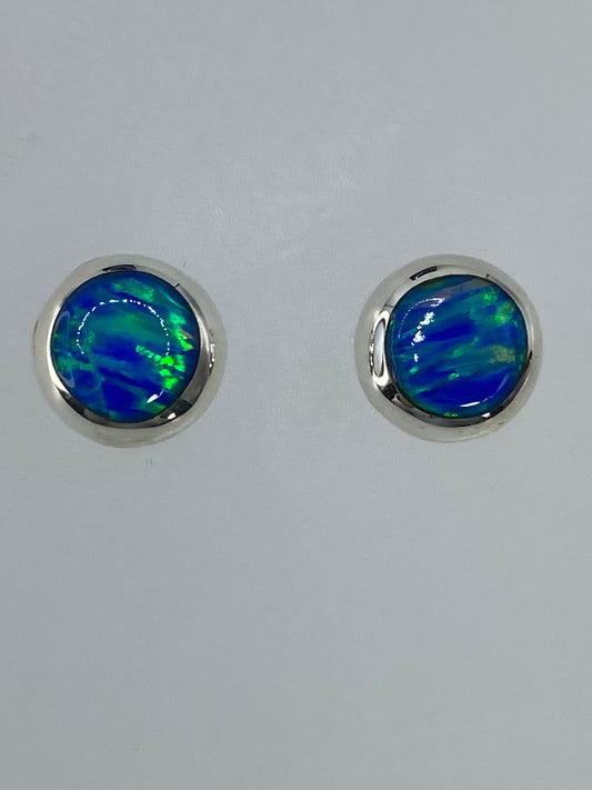 Par de aretes de plata con ópal de fuego verde limón, sobre fondo blanco