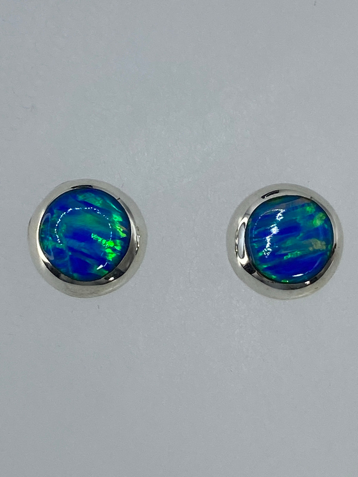 Detalle del ópal de fuego color verde limón con destellos, engastado en plata 925