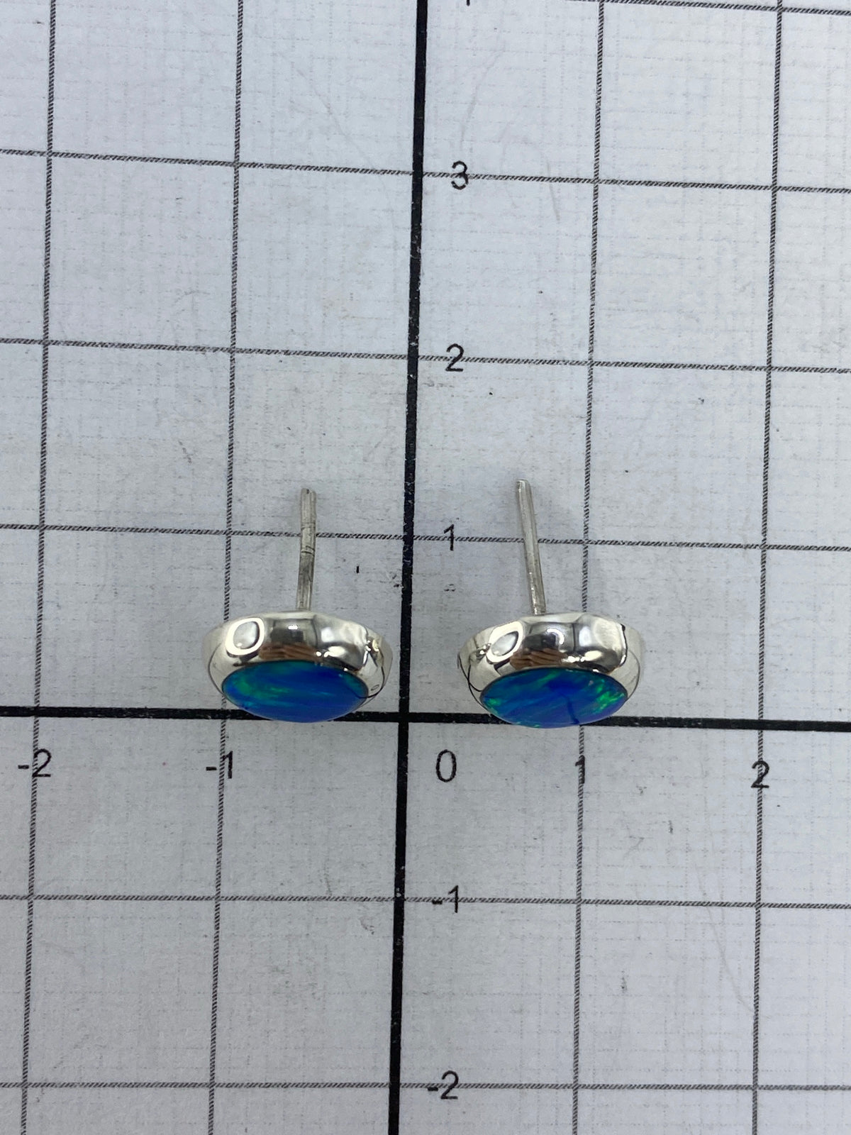 Aretes de plata minimalistas, tamaño real para comparación de escala
