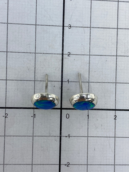 Aretes de plata minimalistas, tamaño real para comparación de escala