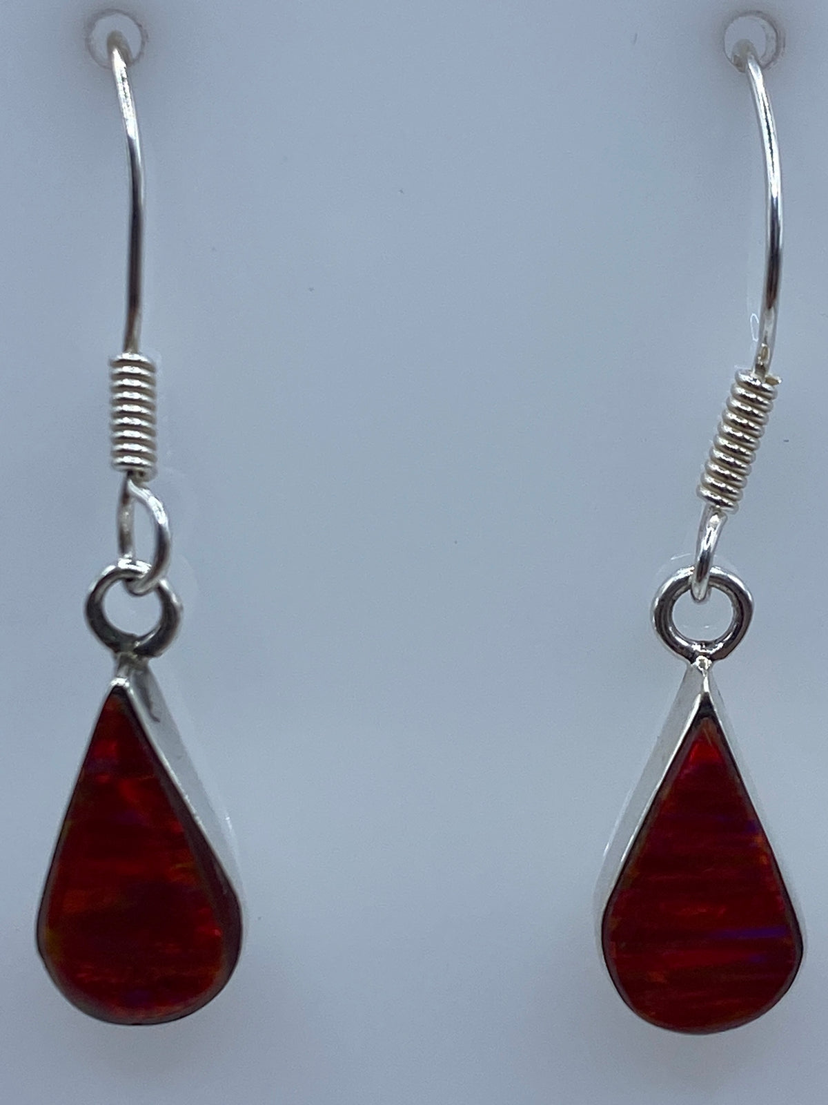 Aretes sobre papel cuadriculado mostrando largo de 3.1 cm