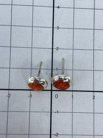 Aretes vistos de lado mostrando el poste de plata 925 y el Quinto de autenticidad