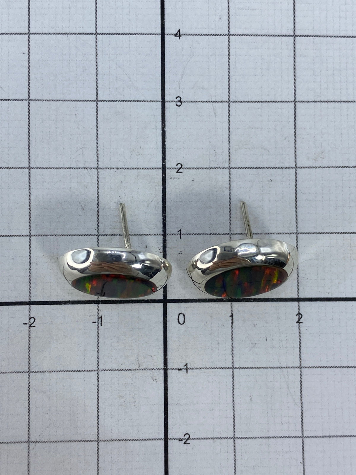 Reverso de los aretes mostrando el Quinto 925 y la espiga de seguridad