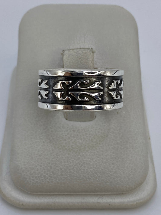 Anillo de plata 925 con relieve repujado geométrico en la mano