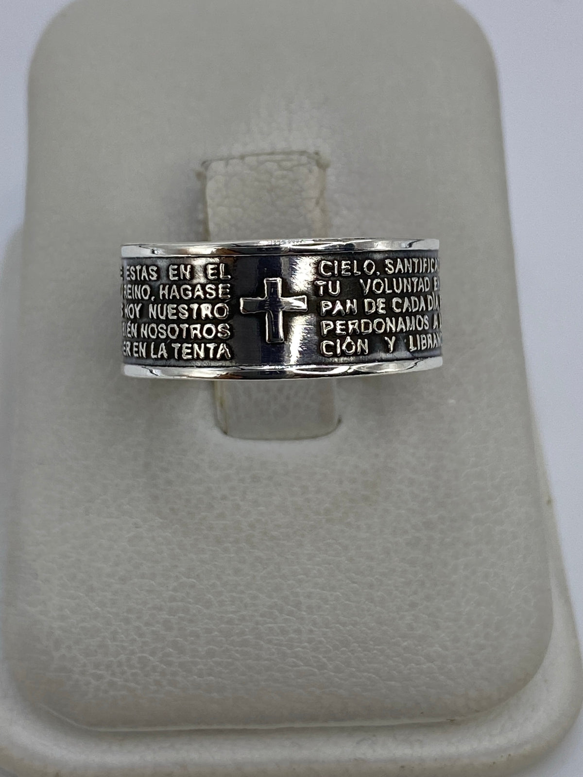 Anillo de plata 925 con oración grabada en ambos lados de la banda