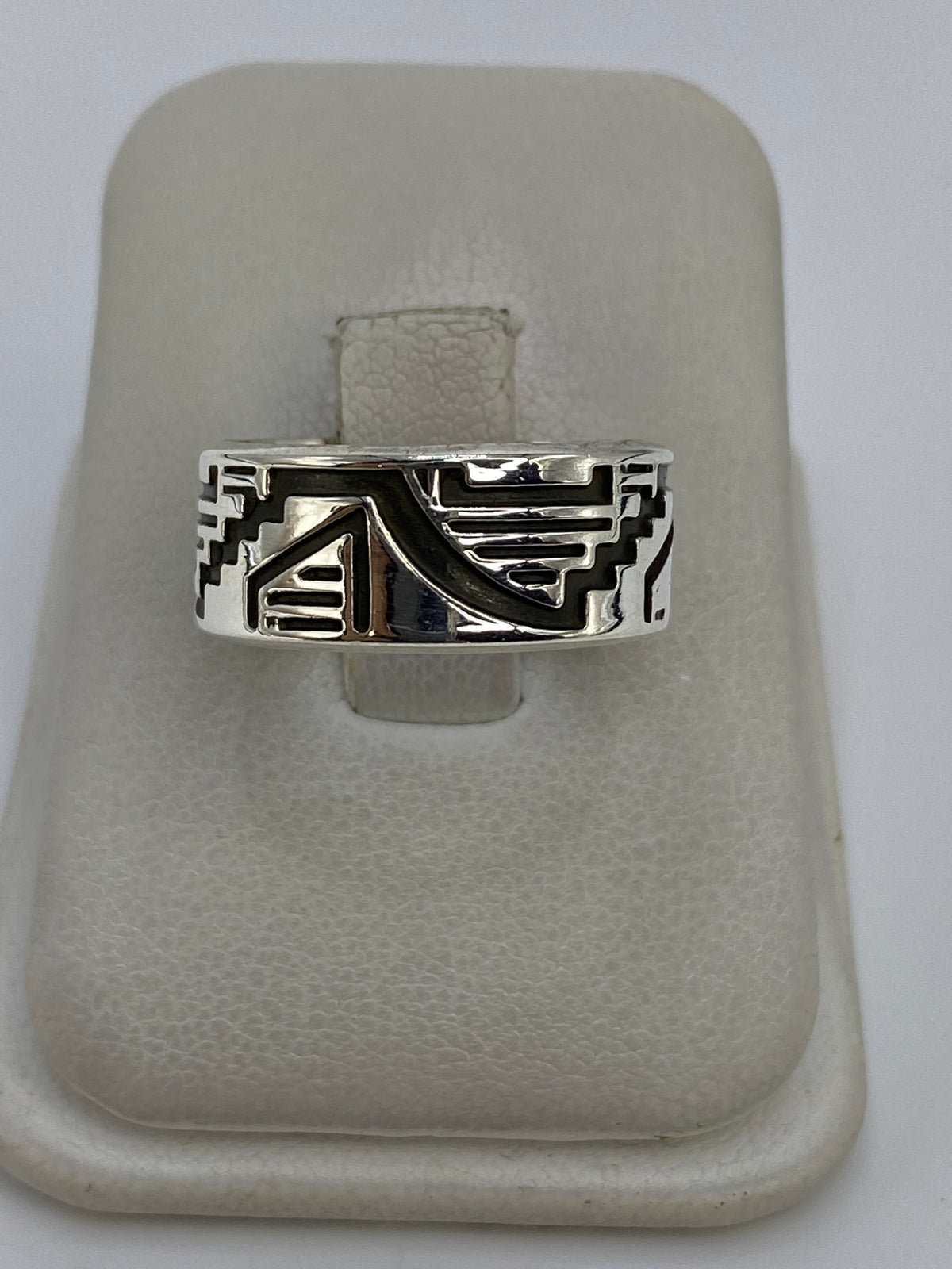 Anillo de plata repujado con diseño prehispánico en talla 7.5